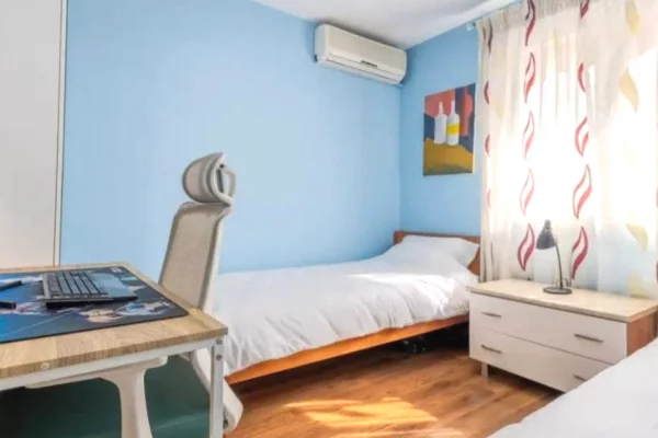Shtepi me qera Apartament ne Tirane, 2+1, Mobilimi E mobiluar, Pagesa 1,000  Euro.