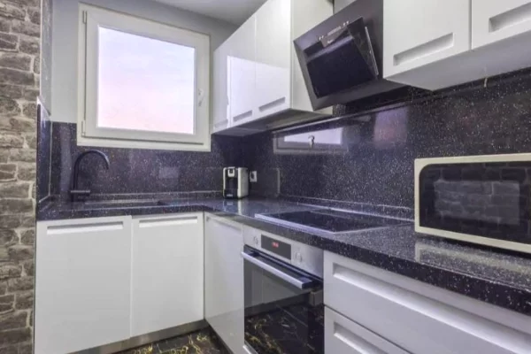 Shtepi me qera Apartament ne Tirane, 2+1, Mobilimi E mobiluar, Pagesa 1,000  Euro.