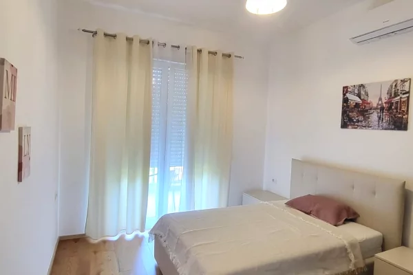 Shtepi me qera Apartament ne Tirane, 2+1, Mobilimi E mobiluar, Pagesa 1,100  Euro.