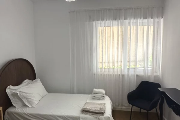 Shtepi me qera Apartament ne Tirane, 2+1, Mobilimi E mobiluar, Pagesa 1,000  Euro.