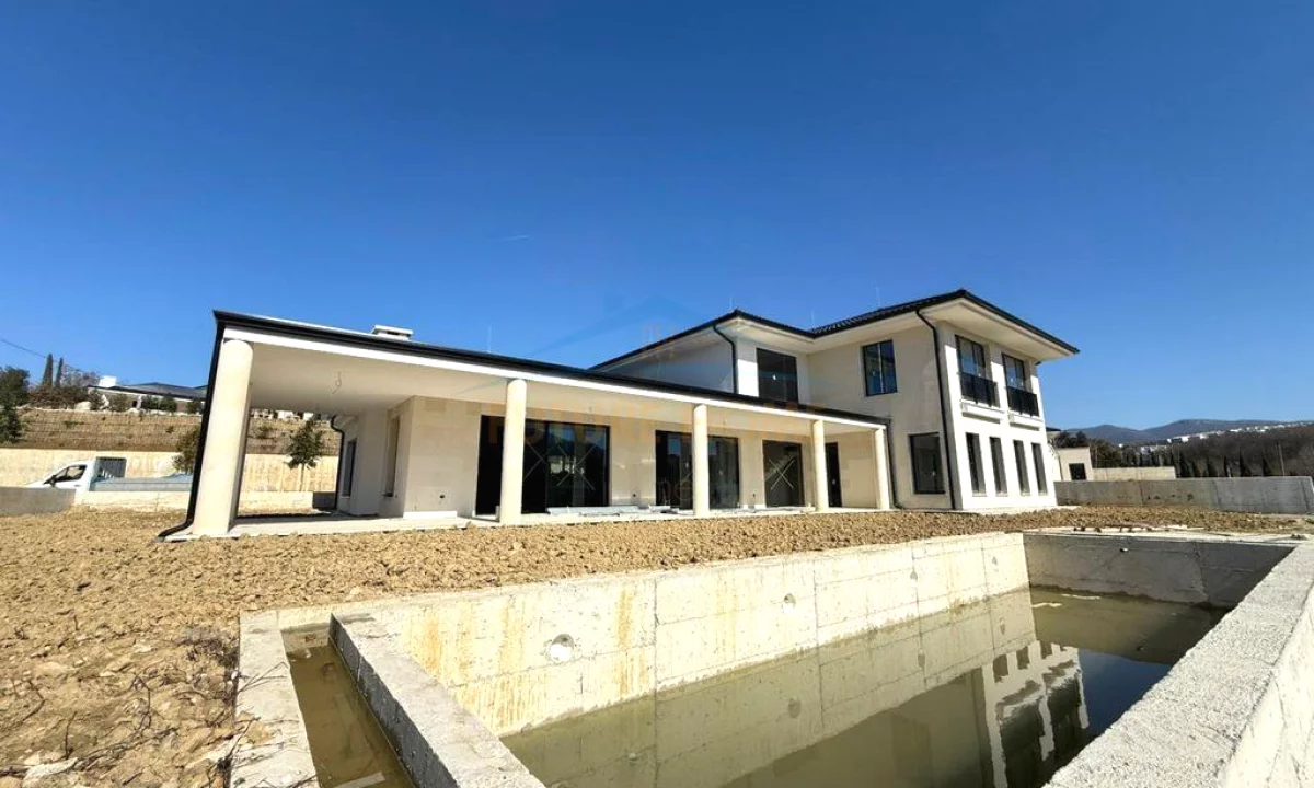 Shtepi ne shitje Vila Luksoze ne Tirane, 5+1, Mobilimi Bosh, pa mobiluar, Pagesa 2,500,000  Euro.