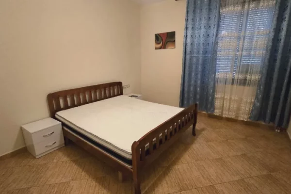 Shtepi me qera Apartament ne Tirane, 2+1, Mobilimi E mobiluar, Pagesa 80,000  Leke.