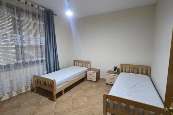 Shtepi me qera Apartament ne Tirane, 2+1, Mobilimi E mobiluar, Pagesa 80,000  Leke.