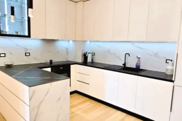 Shtepi me qera Apartament ne Tirane, 2+1, Mobilimi E mobiluar, Pagesa 1,300  Euro.