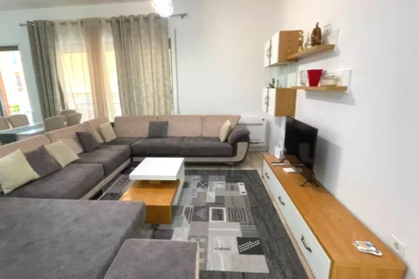 Shtepi me qera Apartament ne Tirane, 2+1, Mobilimi Bosh, pa mobiluar, Pagesa 120,000  Leke.