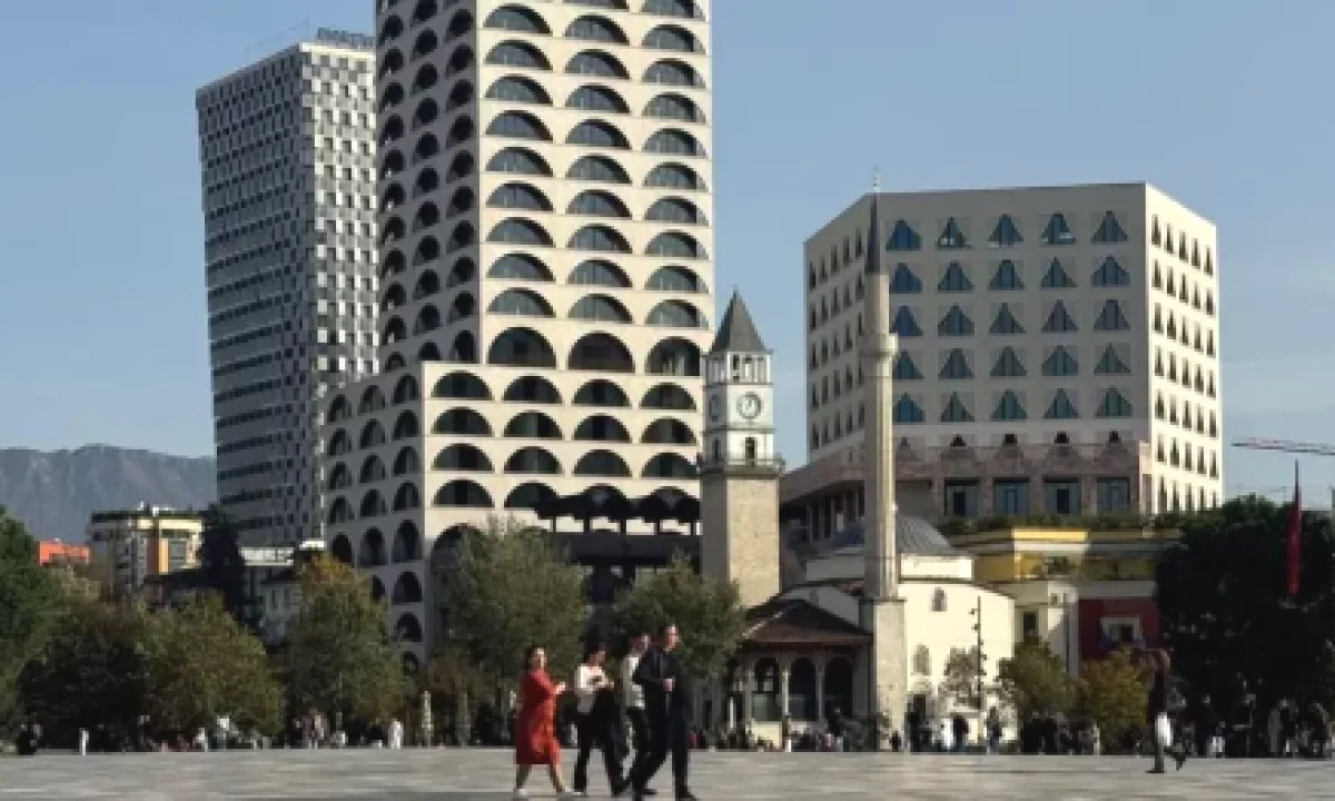 Shitet Dyqan tek Shopping Center te Torre Drin ne Qender!