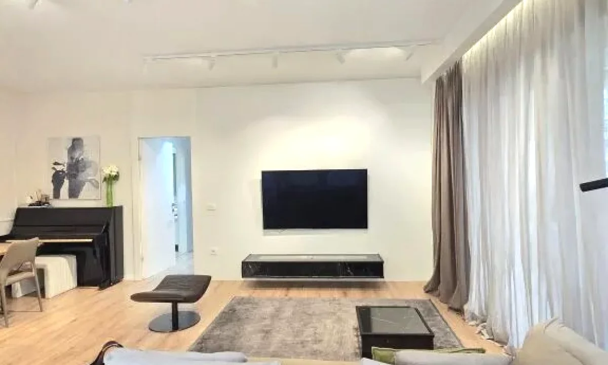 Shtepi ne shitje Apartament ne Tirane, 3+1, Mobilimi E mobiluar, Pagesa 450,000  Euro.