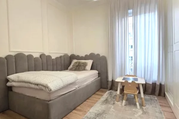 Shtepi ne shitje Apartament ne Tirane, 3+1, Mobilimi E mobiluar, Pagesa 450,000  Euro.