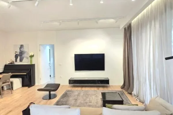 Shtepi ne shitje 3+1 ne Tirane - 450,000 Euro