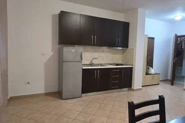 Shtepi ne shitje Apartament ne Tirane, 2+1, Mobilimi Bosh, pa mobiluar, Pagesa 160,000  Euro.