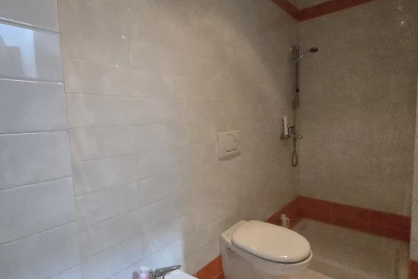 Shtepi ne shitje Apartament ne Tirane, 2+1, Mobilimi Bosh, pa mobiluar, Pagesa 160,000  Euro.