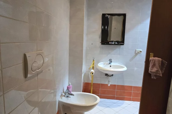 Shtepi ne shitje Apartament ne Tirane, 2+1, Mobilimi Bosh, pa mobiluar, Pagesa 160,000  Euro.