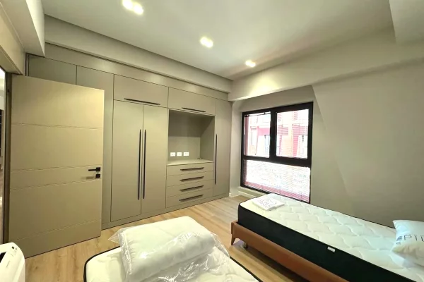 Shtepi ne shitje Apartament ne Tirane, 2+1, Mobilimi E mobiluar, Pagesa 481,000  Euro.