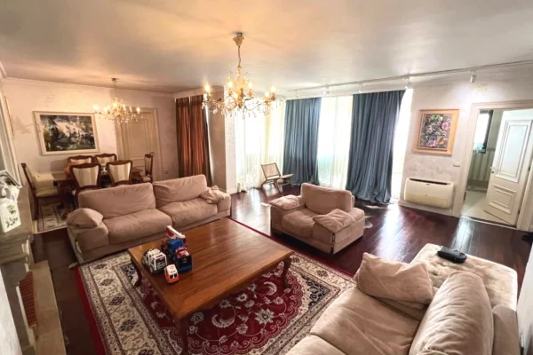 Casa in vendita Appartamento a Tirana, 3+1, Ambiente Arredato, Pagamento 630,000  Euro.