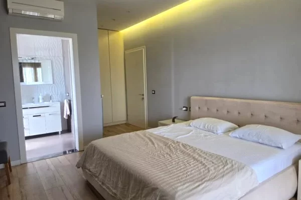 Shtepi ne shitje Apartament ne Tirane, 4+1, Mobilimi E mobiluar, Pagesa 870,000  Euro.