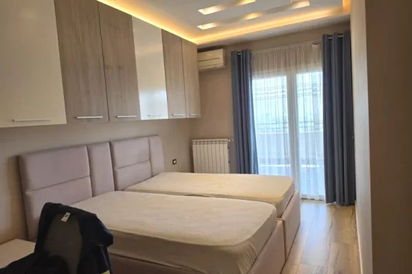 Shtepi ne shitje Apartament ne Tirane, 4+1, Mobilimi E mobiluar, Pagesa 870,000  Euro.