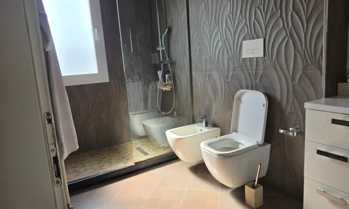 Shtepi ne shitje Apartament ne Tirane, 4+1, Mobilimi E mobiluar, Pagesa 870,000  Euro.