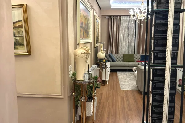Shtepi ne shitje Apartament ne Tirane, 3+1, Mobilimi E mobiluar, Pagesa 36,300,000  Leke.