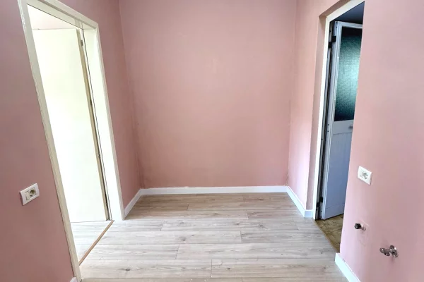 Shtepi ne shitje Apartament ne Tirane, 1+1, Mobilimi Bosh, pa mobiluar, Pagesa 11,500,000  Leke.