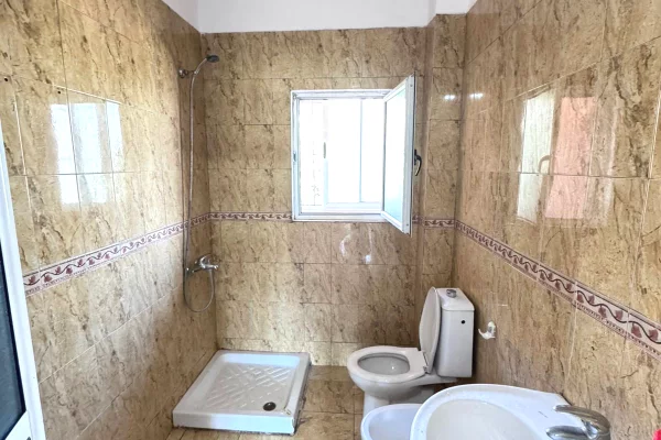 Shtepi ne shitje Apartament ne Tirane, 1+1, Mobilimi Bosh, pa mobiluar, Pagesa 11,500,000  Leke.