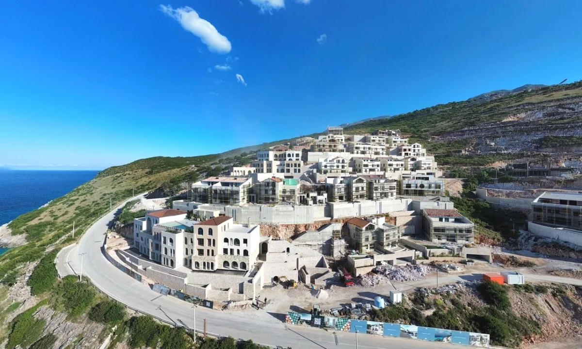 Casa in vendita Appartamento a Himara, 2+1, Ambiente Vuoto, Pagamento 486,500  Euro.