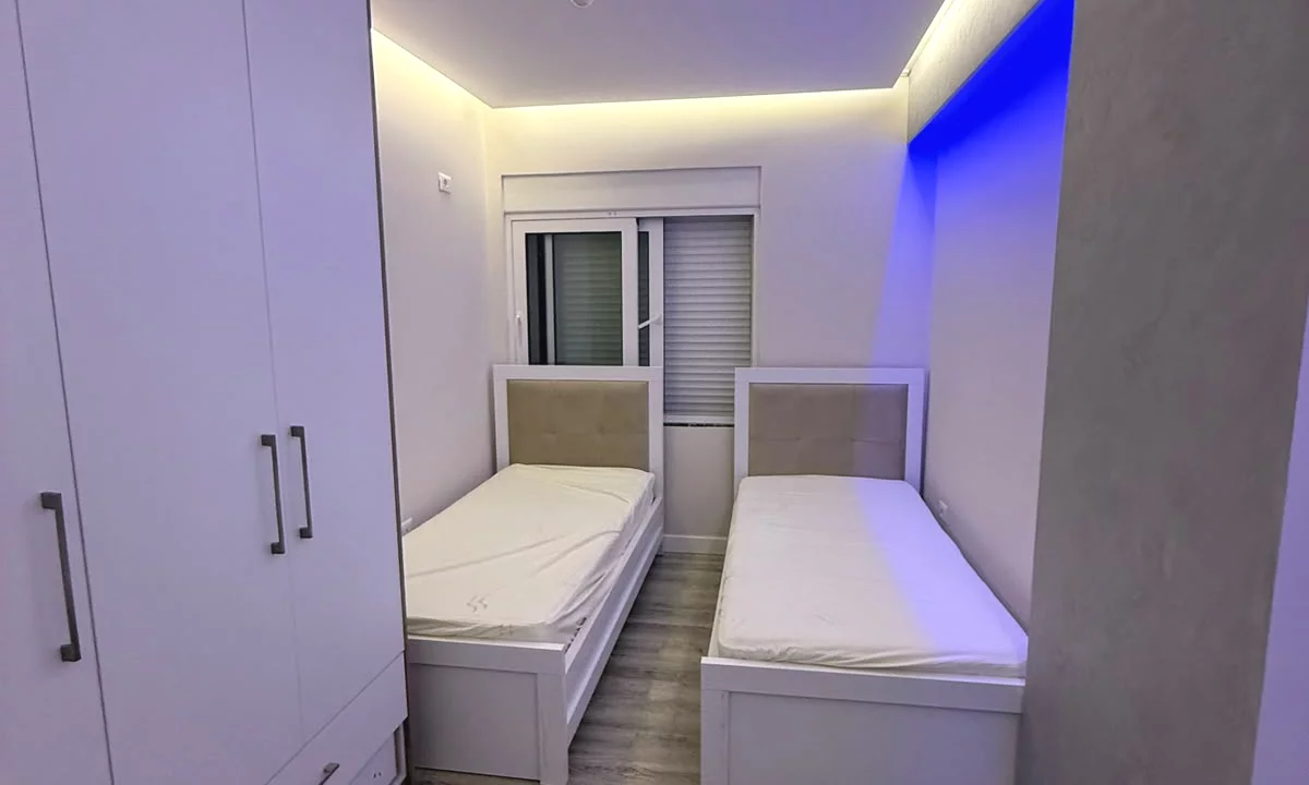 Shtepi ne shitje Apartament ne Tirane, 3+1, Mobilimi Bosh, pa mobiluar, Pagesa 200,000  Euro.