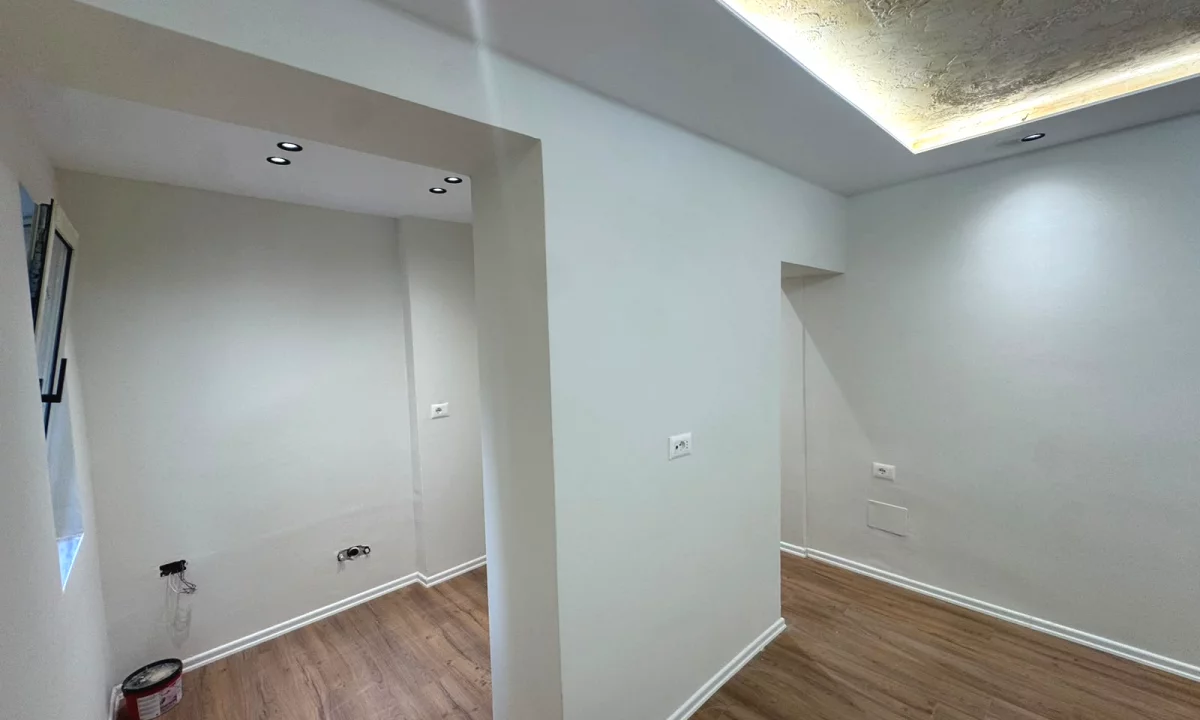 Shtepi ne shitje Apartament ne Tirane, Garsoniere, Mobilimi Bosh, pa mobiluar, Pagesa 1,100,000  Euro.