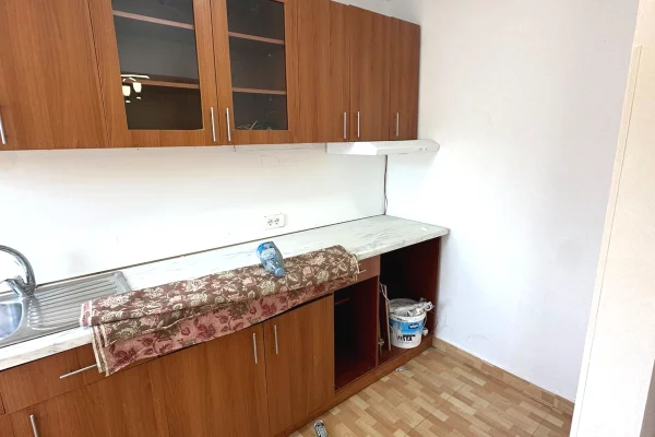 Shtepi ne shitje Apartament ne Tirane, Garsoniere, Mobilimi Bosh, pa mobiluar, Pagesa 1,100,000  Euro.