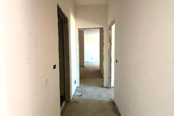 Shtepi ne shitje Apartament ne Tirane, 3+1, Mobilimi Bosh, pa mobiluar, Pagesa 2,732,000  Euro.