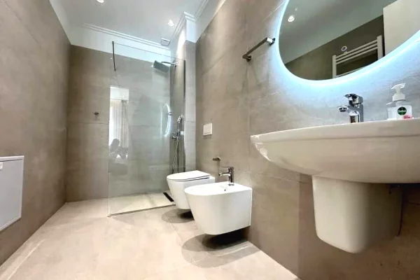 Shtepi me qera Apartament ne Tirane, 3+1, Mobilimi E mobiluar, Pagesa 19,000  Leke.