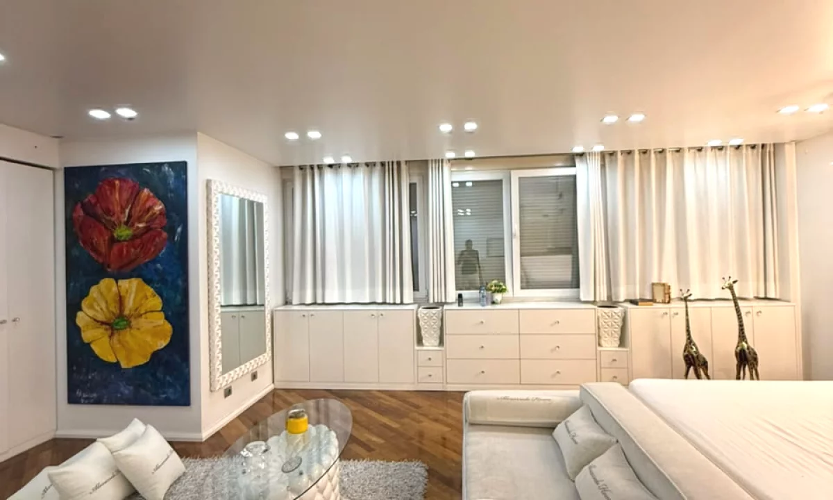 Shtepi ne shitje Apartament ne Tirane, 1+1, Mobilimi Bosh, pa mobiluar, Pagesa 200,000  Euro.