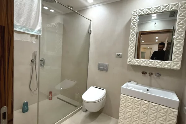 Shtepi ne shitje Apartament ne Tirane, 1+1, Mobilimi Bosh, pa mobiluar, Pagesa 200,000  Euro.