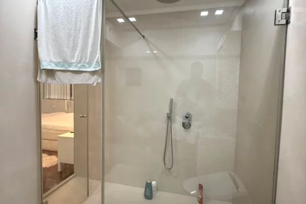 Shtepi ne shitje Apartament ne Tirane, 1+1, Mobilimi Bosh, pa mobiluar, Pagesa 200,000  Euro.