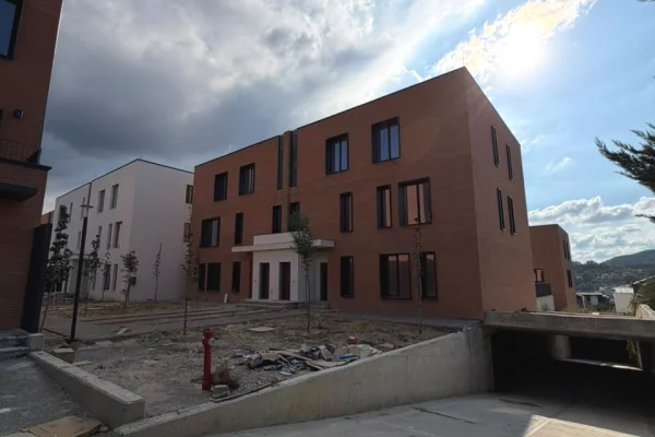 Shtepi ne shitje Apartament ne Tirane, 3+1, Mobilimi Bosh, pa mobiluar, Pagesa 500,000  Euro.