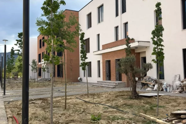 Shtepi ne shitje Apartament ne Tirane, 3+1, Mobilimi Bosh, pa mobiluar, Pagesa 600,000  Euro.