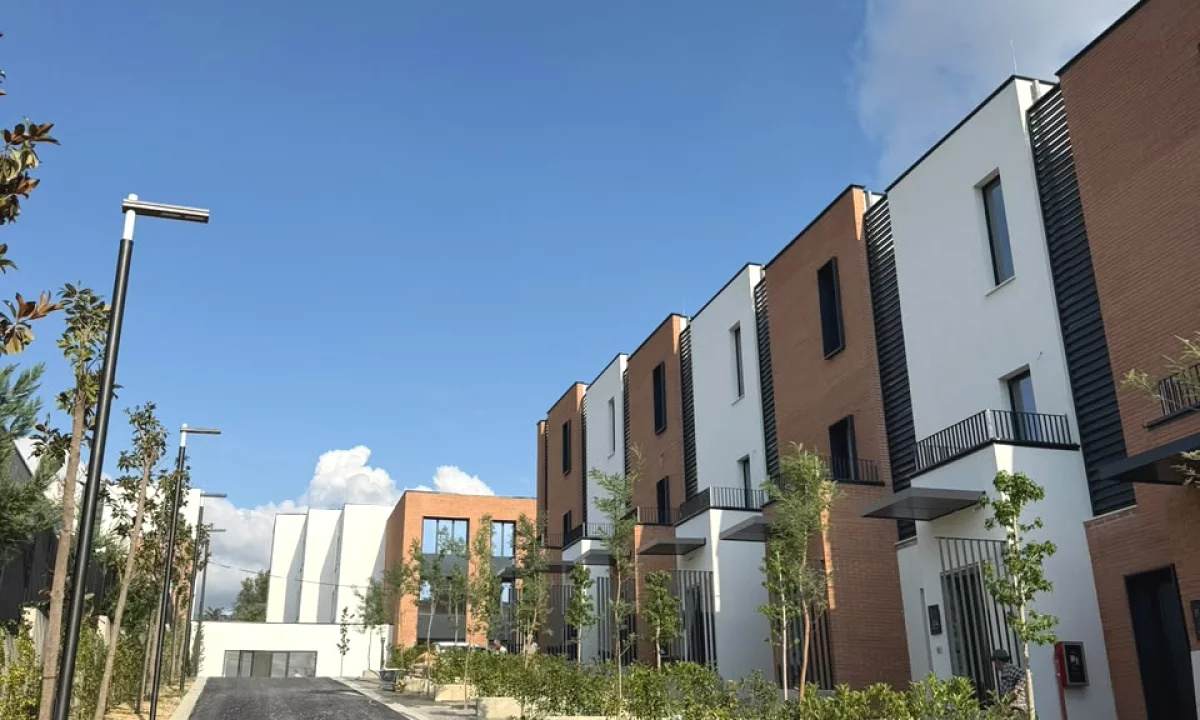 Shtepi ne shitje Apartament ne Tirane, 3+1, Mobilimi Bosh, pa mobiluar, Pagesa 600,000  Euro.