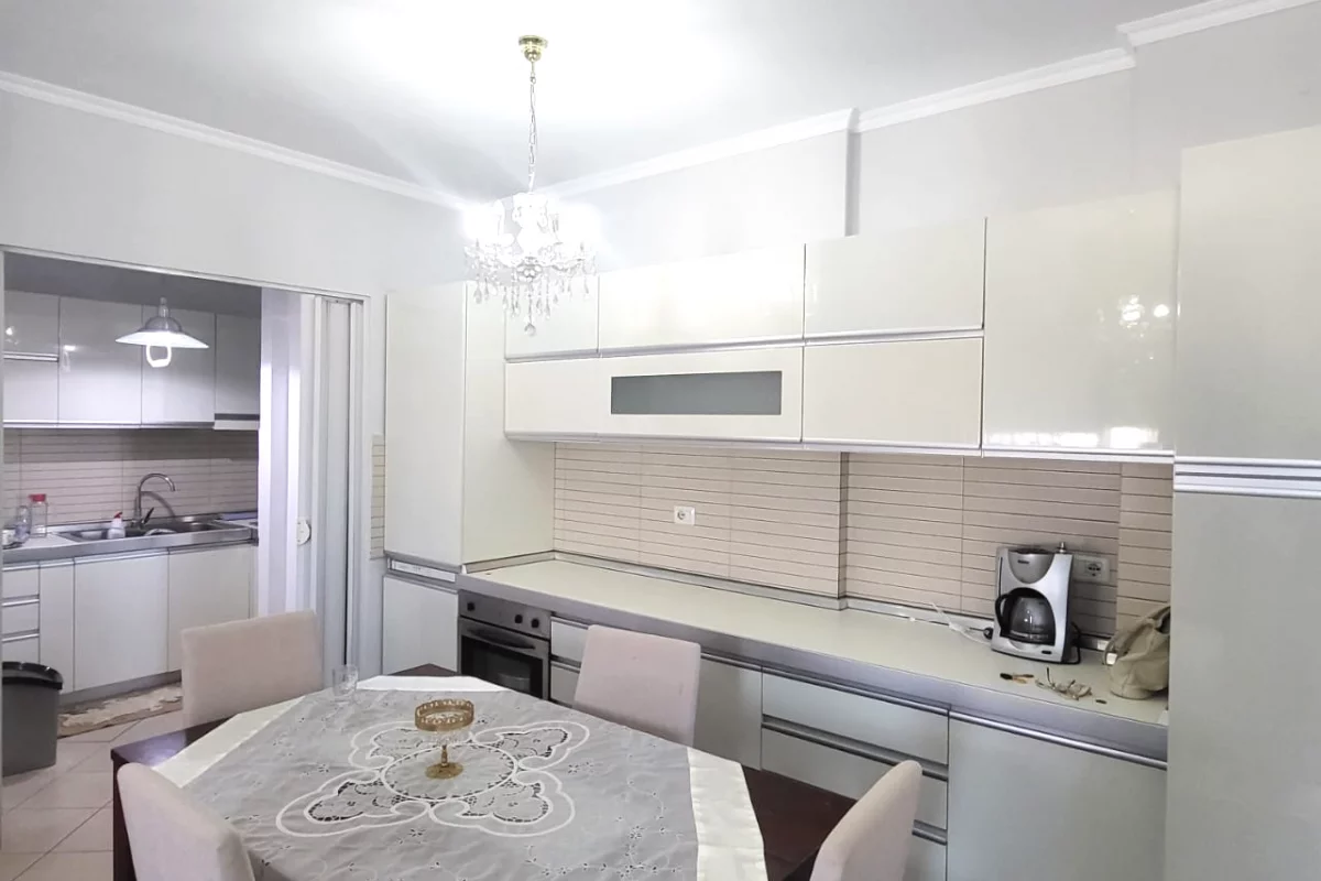 Shtepi ne shitje Apartament ne Tirane, 3+1, Mobilimi E mobiluar, Pagesa 27,500,000  Leke.