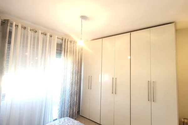 Shtepi ne shitje Apartament ne Tirane, 3+1, Mobilimi E mobiluar, Pagesa 27,500,000  Leke.