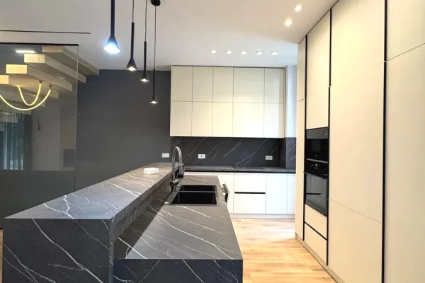 Shtepi me qera Apartament ne Tirane, 3+1, Mobilimi E mobiluar, Pagesa 3,000  Euro.