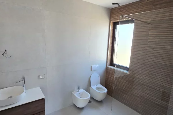 Shtepi ne shitje Vila Luksoze ne Tirane, 5+1, Mobilimi Bosh, pa mobiluar, Pagesa 1,000,000  Euro.