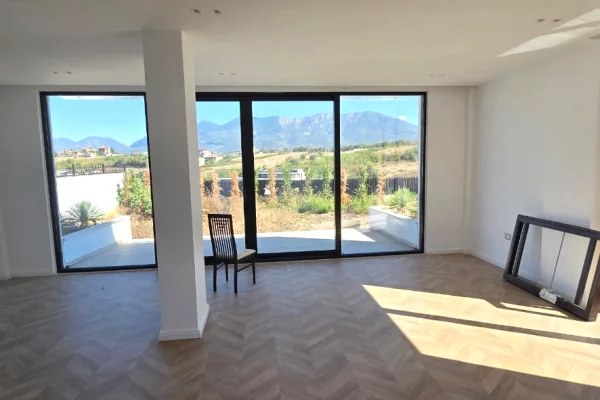 Shtepi ne shitje Vila Luksoze ne Tirane, 5+1, Mobilimi Bosh, pa mobiluar, Pagesa 1,000,000  Euro.