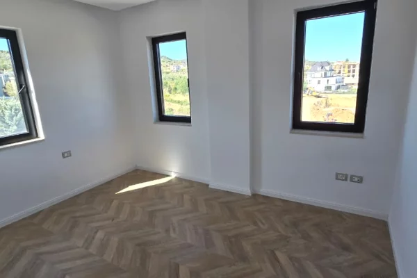 Shtepi ne shitje Vila Luksoze ne Tirane, 5+1, Mobilimi Bosh, pa mobiluar, Pagesa 1,000,000  Euro.