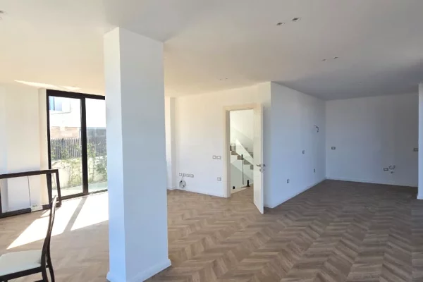 Shtepi ne shitje Vila Luksoze ne Tirane, 5+1, Mobilimi Bosh, pa mobiluar, Pagesa 1,000,000  Euro.