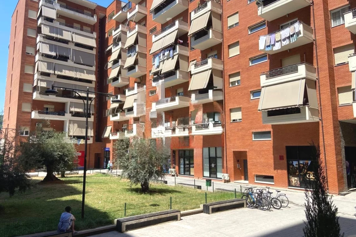 Shtepi ne shitje Duplex(shtepi me 2 kate) ne Tirane, 2+1, Mobilimi Bosh, pa mobiluar, Pagesa 170,000  Euro.