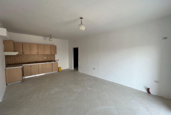 Appartamento in vendita a Tirana 2+1, SemiArredato