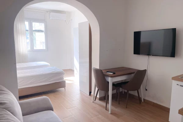 Shtepi me qera Apartament ne Tirane, Garsoniere, Mobilimi E mobiluar, Pagesa 35,000  Leke.