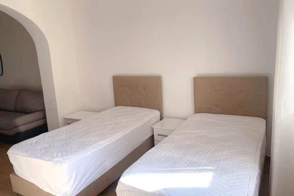 Shtepi me qera Apartament ne Tirane, Garsoniere, Mobilimi E mobiluar, Pagesa 35,000  Leke.