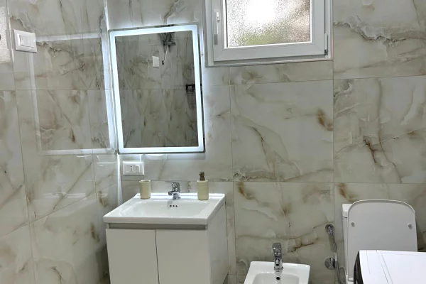 Shtepi me qera Apartament ne Tirane, 1+1, Mobilimi E mobiluar, Pagesa 40,000  Leke.