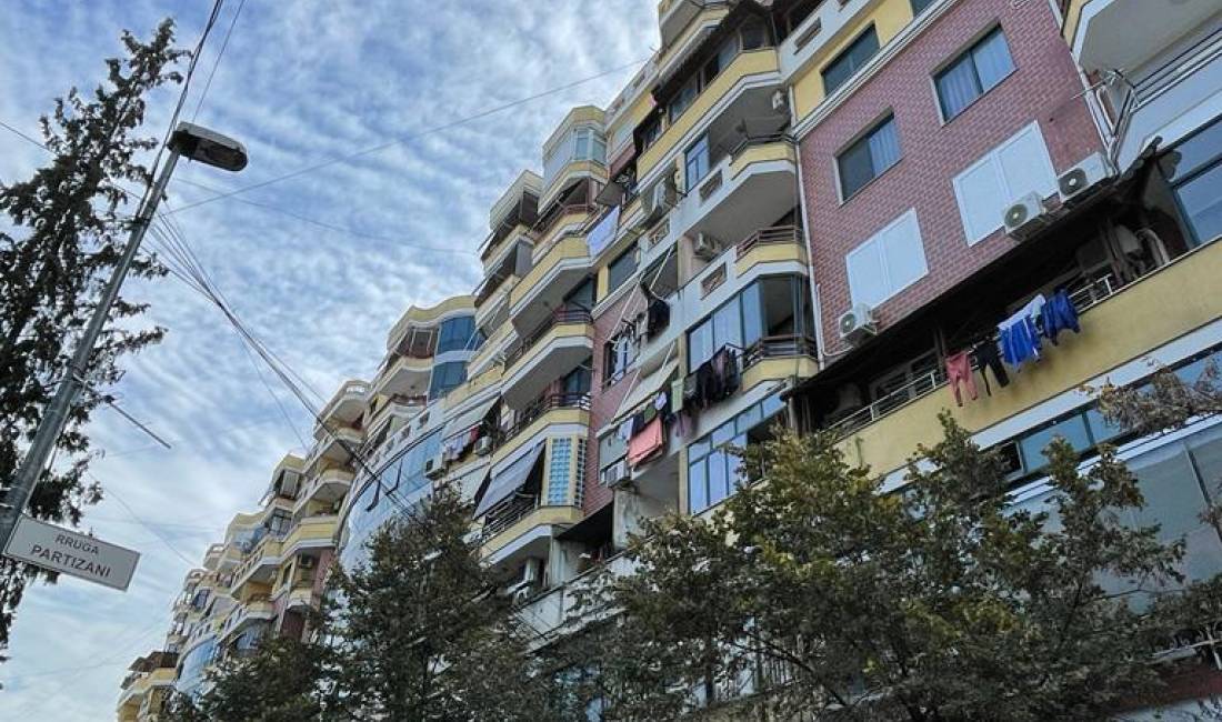 Shiten 2 ambiente biznesi Dyqane ne 21-sh, aktualisht te dhena me Qera