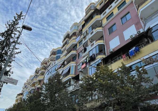 Shiten 2 ambiente biznesi Dyqane ne 21-sh, aktualisht te dhena me Qera